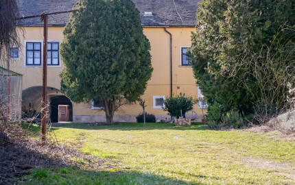 1-izbový byt po rekonštrukcii v starej Rajke s parkovaním vo dvore