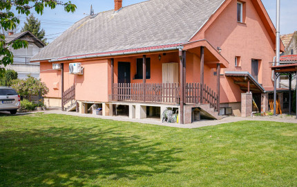 Pokojné bývanie kúsok od Bratislavy – 5-izbový dom Bezenye s veľkou záhradou