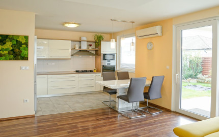 3-izbový rodinný dom s garážou, krbom a 600 m² krásnym pozemkom – Rajka, pri Bratislave