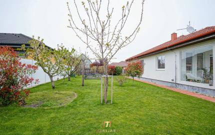 3-izbový rodinný dom s garážou, krbom a 600 m² krásnym pozemkom – Rajka, pri Bratislave