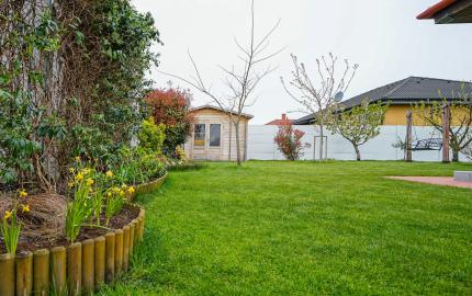 3-izbový rodinný dom s garážou, krbom a 600 m² krásnym pozemkom – Rajka, pri Bratislave
