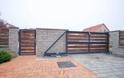 3-izbový rodinný dom s garážou, krbom a 600 m² krásnym pozemkom – Rajka, pri Bratislave