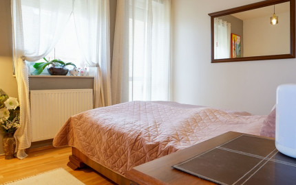 Priestranný 4-izbový byt • 2 balkóny • parkovanie • pokojná časť Rajky blízko Bratislavy