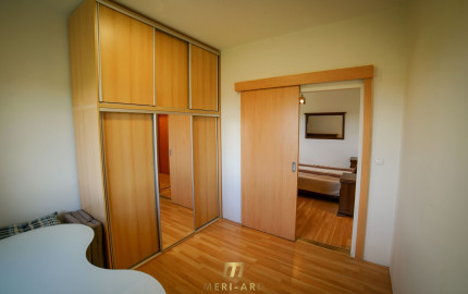 Priestranný 4-izbový byt • 2 balkóny • parkovanie • pokojná časť Rajky blízko Bratislavy
