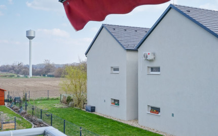 Štýlový 3-izbový byt s balkónom a parkovaním v uzavretom areáli – Rajka, kúsok od Bratislavy