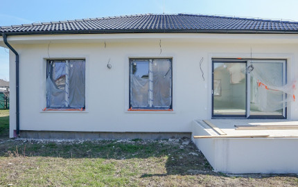 Moderná 4-izbová novostavba s terasou v starej časti Rajky – pokojné bývanie pri Bratislave