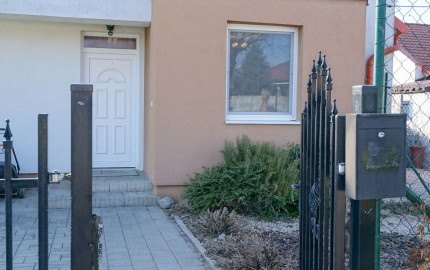 Dom so záhradou len pár minút od Bratislavy – 3-izbový zariadený dom v Rajke za skvelú cenu