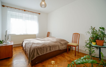 Priestranný rodinný dom s vedľajšou stavbou, dvomi garážami a veľkou záhradou v centre starej Rajky.