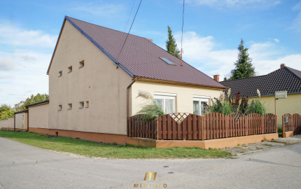 Priestranný rodinný dom s vedľajšou stavbou, dvomi garážami a veľkou záhradou v centre starej Rajky.