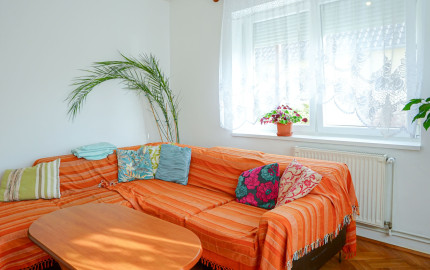 Priestranný rodinný dom s vedľajšou stavbou, dvomi garážami a veľkou záhradou v centre starej Rajky.