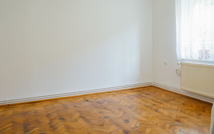 Priestranný rodinný dom s vedľajšou stavbou, dvomi garážami a veľkou záhradou v centre starej Rajky.