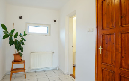 Priestranný rodinný dom s vedľajšou stavbou, dvomi garážami a veľkou záhradou v centre starej Rajky.