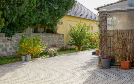 Priestranný rodinný dom s vedľajšou stavbou, dvomi garážami a veľkou záhradou v centre starej Rajky.