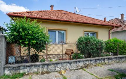 Rodinný dom s veľkým 1270 m² pozemkom a krásnou záhradou, Hegyeshalom pri Rajke