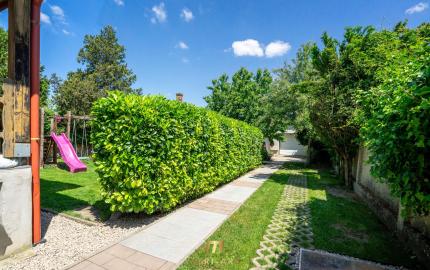 Rodinný dom s veľkým 1270 m² pozemkom a krásnou záhradou, Hegyeshalom pri Rajke