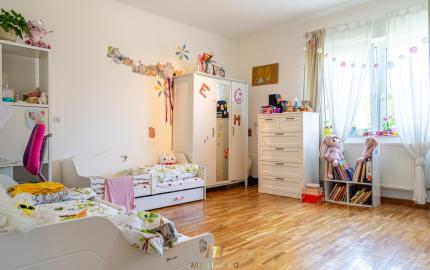Rodinný dom s veľkým 1270 m² pozemkom a krásnou záhradou, Hegyeshalom pri Rajke