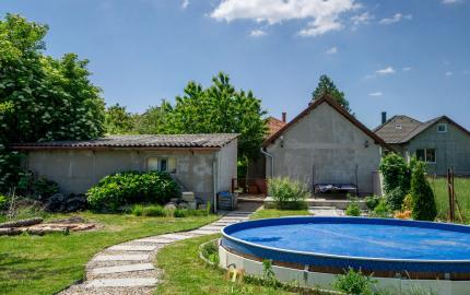 Rodinný dom s veľkým 1270 m² pozemkom a krásnou záhradou, Hegyeshalom pri Rajke
