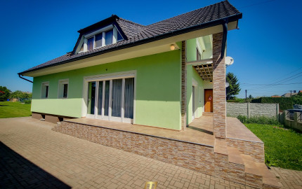 Priestranný 7-izbový dvojgeneračný rodinný dom s pivnicou a veľkou terasou – Rajka, pri Bratislave