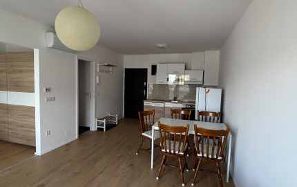 1,5-izbový byt na prenájom, Rajka – kompletné zariadenie, parkovanie, balkón, klimatizácia