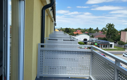1,5-izbový byt na prenájom, Rajka – kompletné zariadenie, parkovanie, balkón, klimatizácia