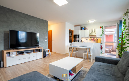 Moderný 3-izbový byt s balkónom, parkovaním a nízkymi nákladmi