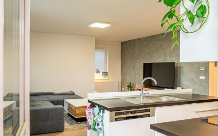 Moderný 3-izbový byt s balkónom, parkovaním a nízkymi nákladmi