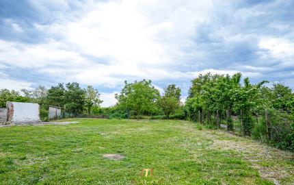 Stavebný pozemok v starej Rajke – 800 m² s inžinierskymi sieťami a vstupom z dvoch strán