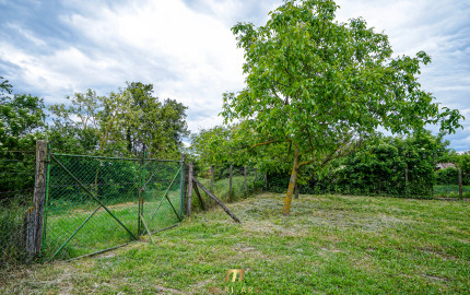 Stavebný pozemok v starej Rajke – 800 m² s inžinierskymi sieťami a vstupom z dvoch strán
