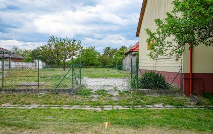 Stavebný pozemok v starej Rajke – 800 m² s inžinierskymi sieťami a vstupom z dvoch strán
