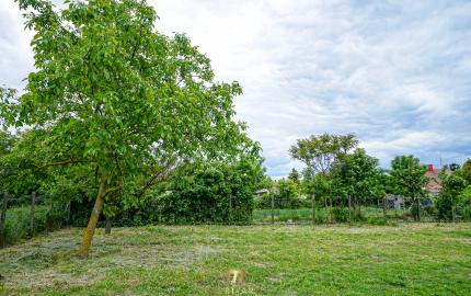 Stavebný pozemok v starej Rajke – 800 m² s inžinierskymi sieťami a vstupom z dvoch strán
