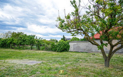 Stavebný pozemok v starej Rajke – 800 m² s inžinierskymi sieťami a vstupom z dvoch strán