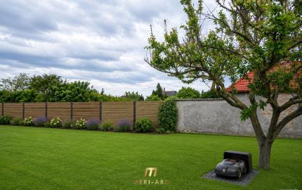 Stavebný pozemok v starej Rajke – 800 m² s inžinierskymi sieťami a vstupom z dvoch strán