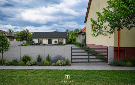Stavebný pozemok v starej Rajke – 800 m² s inžinierskymi sieťami a vstupom z dvoch strán