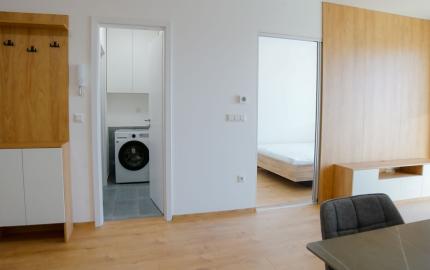 Na prenájom moderne zariadený 1,5-izbový byt v novostavbe s balkónom a parkovaním – Rajka