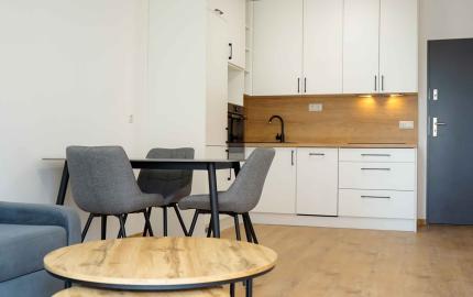 Na prenájom moderne zariadený 1,5-izbový byt v novostavbe s balkónom a parkovaním – Rajka
