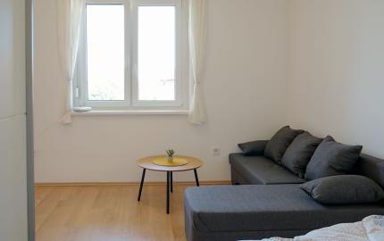 Kompletne zariadený 1,5-izbový byt s balkónom a parkovacím miestom – Rajka