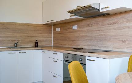 Kompletne zariadený 1,5-izbový byt s balkónom a parkovacím miestom – Rajka