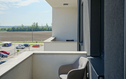 Kompletne zariadený 1,5-izbový byt s balkónom a parkovacím miestom – Rajka