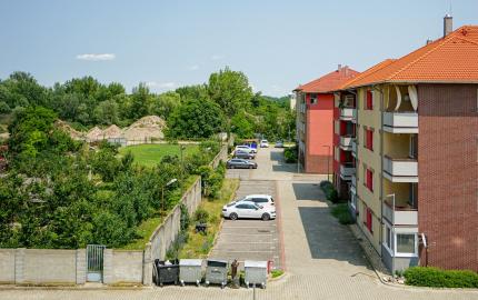 Kompletne zariadený 1,5-izbový byt s balkónom a parkovacím miestom – Rajka