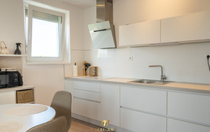 2-izbový byt na predaj, Rajka – kompletné zariadenie, parkovanie, balkón, klimatizácia