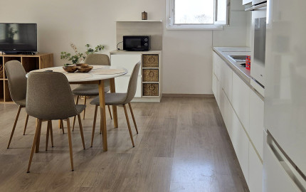 2-izbový byt na predaj, Rajka – kompletné zariadenie, parkovanie, balkón, klimatizácia