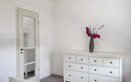 2-izbový byt na predaj, Rajka – kompletné zariadenie, parkovanie, balkón, klimatizácia