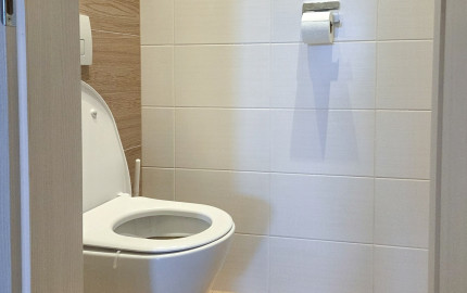 2-izbový byt na predaj, Rajka – kompletné zariadenie, parkovanie, balkón, klimatizácia