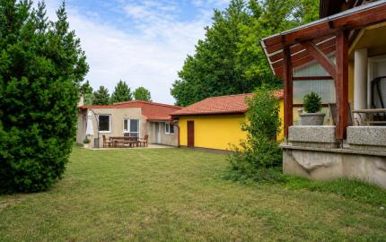 Veľký rodinný dom s kanceláriou pri Dunaji | 435 m²| pozemok 1 909 m² | Dunakiliti