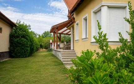 Veľký rodinný dom s kanceláriou pri Dunaji | 435 m²| pozemok 1 909 m² | Dunakiliti