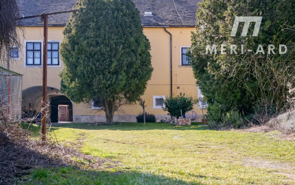 1-izbový byt po rekonštrukcii v starej Rajke s parkovaním vo dvore