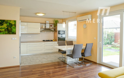 3-izbový rodinný dom s garážou, krbom a 600 m² krásnym pozemkom – Rajka, pri Bratislave