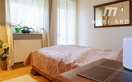Priestranný 4-izbový byt • 2 balkóny • parkovanie • pokojná Rajka