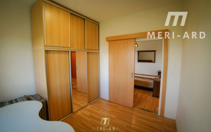 Priestranný 4-izbový byt • 2 balkóny • parkovanie • pokojná Rajka