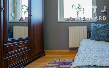 Priestranný 4-izbový byt • 2 balkóny • parkovanie • pokojná Rajka